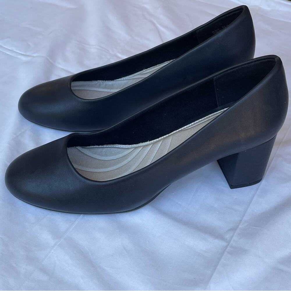 Easy Street Proper Pumps 7.5 WIDE
